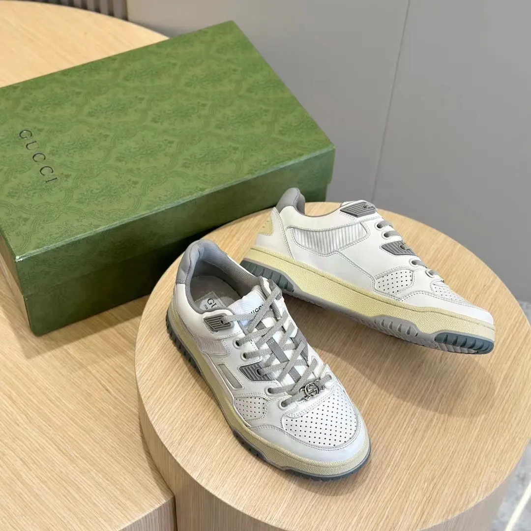 👟👟Ex-factory price👟👟Ex-factory price 580✨G Gucc~Gucci's new couple's distressed effect sneakers. This low-cut sneaker adopts a basketball-style silhouette design, and cleverly incorporates hollow panels and distressed effects, showing its unique ingenuity. Craftsmanship incorporates brand logo details such as the interlocking Double G styling accessories and Gucci logo, a low-key tribute to the brand's design heritage. A rubber non-slip outsole, inlays and embossed sole give the entire design a contemporary feel. Imported cowhide, rubber outsole Size: 35-44 (customized at 38.45)